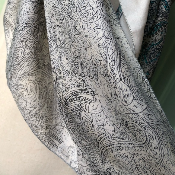 Beautiful Vintage blue&white silk scarf - Picture 10 of 11
